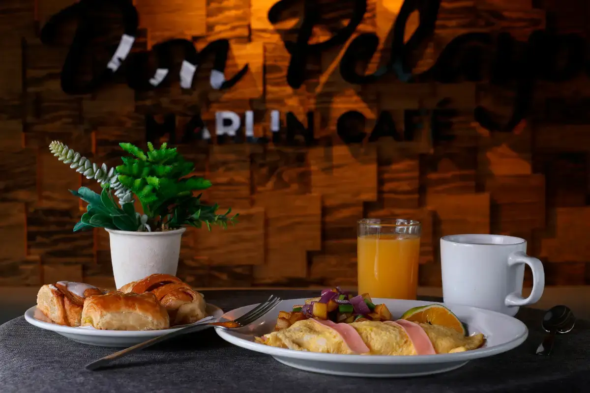 Desayuno Restaurante frente al Malecón de Mazatlán familiar The Marlin Café Don Pelayo